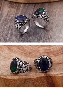 Détail de bague vintage argentée avec pierres précieuses bleu foncé et vert foncé