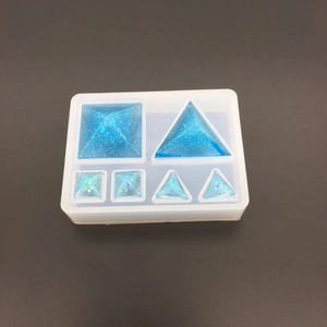 Detalle del molde de silicona piramidal con colgantes de resina azul con purpurina
