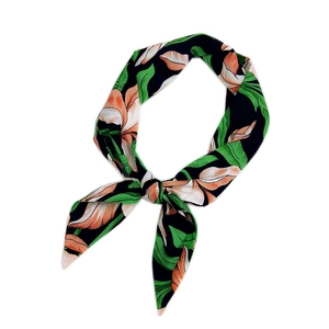 Versatile sciarpa di seta da donna con motivo floreale nero e arancio satinato