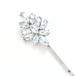 Dettaglio macro di un fermaglio per capelli a foglia d'argento con strass marquise