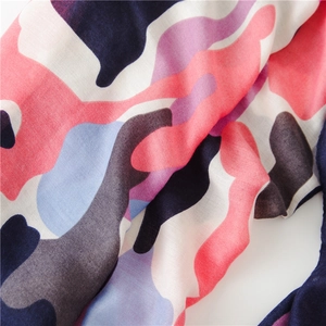 Détail d'un châle léger avec imprimé floral coloré et drapé fluide pour l'été