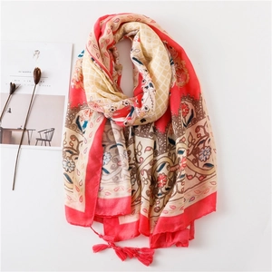 Vue détaillée d'un châle bohème avec motifs floraux et franges rouges élégantes