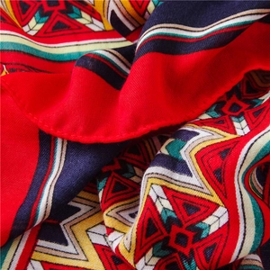 Détail d'un foulard en soie à imprimé géométrique ethnique et texture en sergé