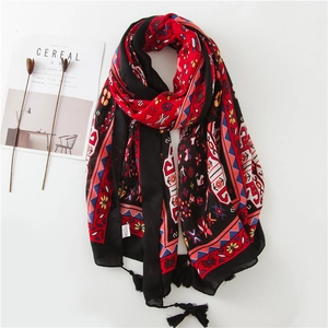 Écharpe ethnique en coton avec imprimé floral géométrique et détails de franges