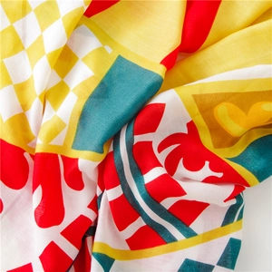 Détail du châle rouge et jaune à motifs floraux géométriques en coton et lin doux