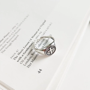 Vintage 925 sterling silver signet ring featuring a cross emblem and beaded edge