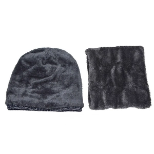 Set cappello in maglia e scaldacollo grigio scuro con spessa fodera in pile invernale