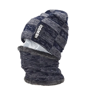 Dettaglio del set cappello e scaldacollo in maglia grigio-blu con fodera in pile grigio