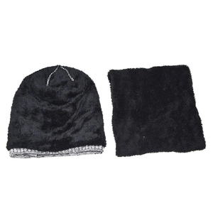 Dettaglio del set cappello e scaldacollo in maglia con spessa fodera in pile nero invernale