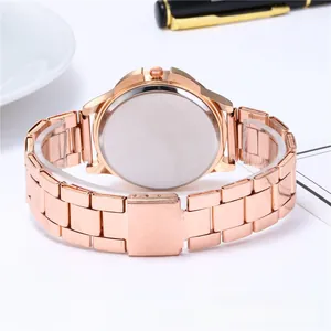 Détails du bracelet en métal or rose avec dos en acier inoxydable et fermoir pliant