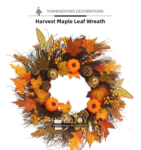 Détail d'une couronne d'automne avec citrouilles, feuilles d'érable et baies dorées
