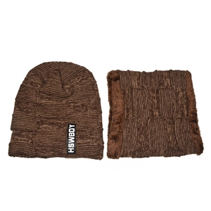 Set invernale con berretto e sciarpa in maglia marrone e calda fodera in pile calda