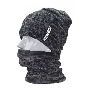 Dettaglio del set cappello e scaldacollo in maglia con spessa fodera in pile grigio