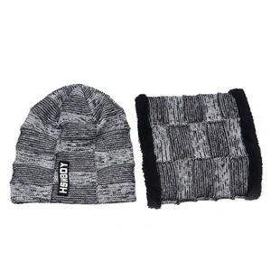 Dettaglio del set cappello e sciarpa in maglia invernale con motivo a scacchi grigio