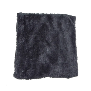 Primo piano dello scaldacollo in finta pelliccia grigio scuro con morbida trama in peluche