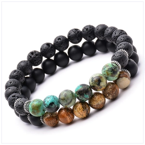 Dettaglio dei bracciali con perline di lava da 8mm e onice con distanziali argento