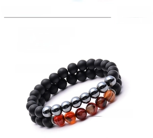 Dettaglio di braccialetti in agata e ematite da 8mm con specifiche di misura 7,5 pollici