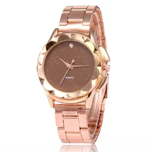 Dettaglio dell'orologio al quarzo oro rosa con quadrante cielo stellato e ghiera a petalo