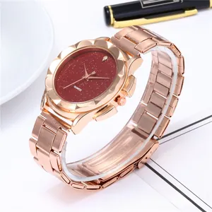 Dettaglio orologio al quarzo oro rosa con quadrante rosso stellato e ghiera a petali