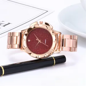 Dettaglio dell'orologio al quarzo in oro rosa con quadrante stellato e lunetta a petalo