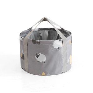 Detalle de cubo plegable gris con estampado de oveja y dos asas de transporte