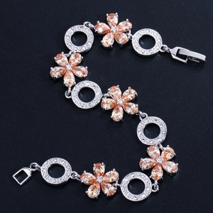Silbernes Blumenarmband mit champagnerfarbenen Zirkonia und Klappverschluss auf Schwarz