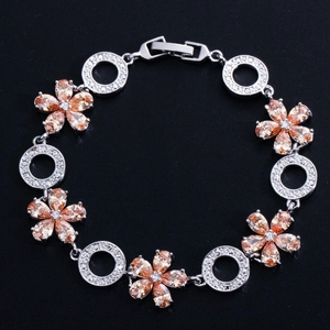 Detailansicht des silbernen Blumenarmbands mit champagnerfarbenem Zirkon und Steinen