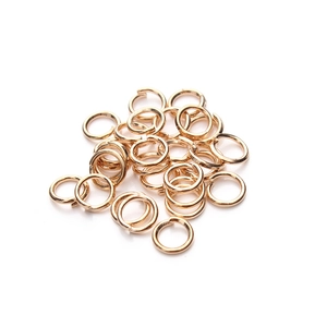 Haufen goldener Biegeringe für DIY-Schmuckherstellung und handgefertigtes Zubehör