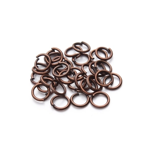 Makro-Detail von antiken Bronze-Biegeringen für DIY-Schmuck und Metallverbindungen