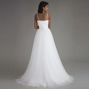 Vue arrière détaillée d'une robe de mariée blanche à doubles bretelles et jupe en tulle