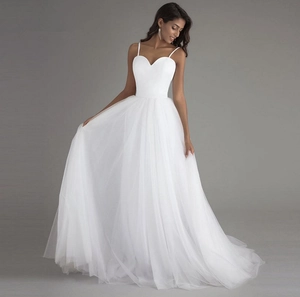 Détail de robe de mariée blanche à fines bretelles, col en cœur et jupe en tulle