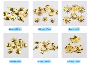 Detailansicht goldener Muschel- und Schildkrötenanhänger für Nailart mit Maßen