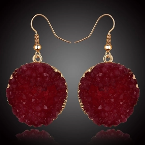 Elegantes pendientes de gancho dorados con piedras druzy redondas rojas y bordes de oro
