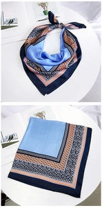Detailansicht eines floralen Seidenschals mit Leopardenmuster und geometrischen Mustern