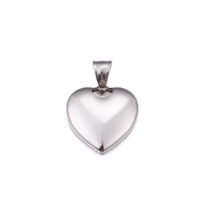 Pendentif en forme de cœur en acier inoxydable poli couleur argent sur fond blanc