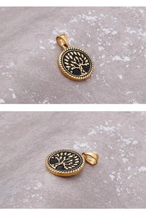 Detailopname van een gouden titanium levensboom hanger met gedraaide randafwerking