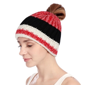 Détail du bonnet en maille rayé rouge et noir avec ouverture pratique pour queue de cheval