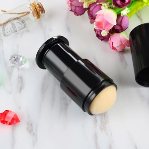Portable retractable makeup brush with black cylindrical case and high-density bristles