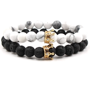 Ensemble de bracelets en pierre de lave et turquoise blanche avec charm couronne dorée