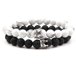 Détails des bracelets en perles de lave noire et marbre blanc avec couronnes en argent
