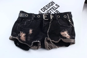 Nahaufnahme der schwarzen Denim-Shorts mit Ösengürtel und dekorativer silberner Kette