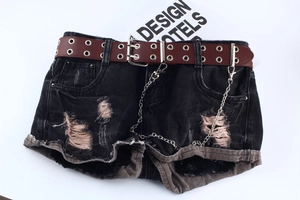 Detail der grauen Jeans-Shorts mit Doppelösen-Gürtel und Punk-Metallketten-Dekoration