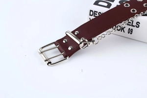 Detail eines dunkelbraunen Punk-Ledergürtels mit dreifachen Ösen und einer Metallkette