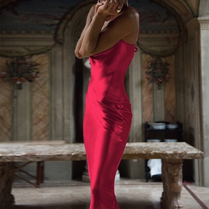Détail de la robe longue rouge dos nu en soie avec une coupe ajustée élégante