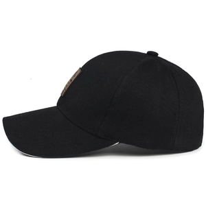 Gorra de béisbol negra clásica de algodón con parche de cuero en vista lateral