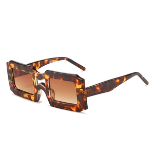 Retro square thick frame sunglasses with classic tortoiseshell pattern and brown lenses