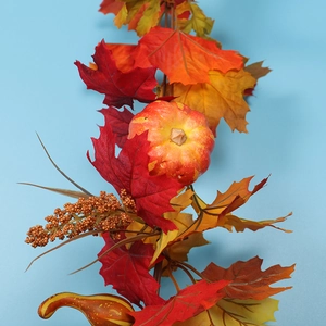 Herbstliche Ahornblatt-Girlande mit Mini-Kürbissen und Beeren für Erntedank-Dekoration
