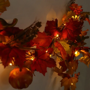 Ahornblatt-Girlande mit Kürbissen und warmen LED-Lichtern für die Herbstdekoration