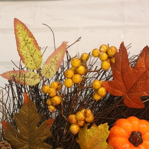 Couronne d'automne avec feuilles d'érable, baies oranges et citrouilles décoratives