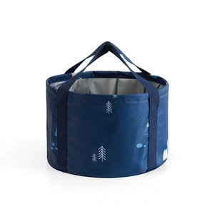 Detalle del lavabo plegable azul con forro impermeable y estampados de montañas
